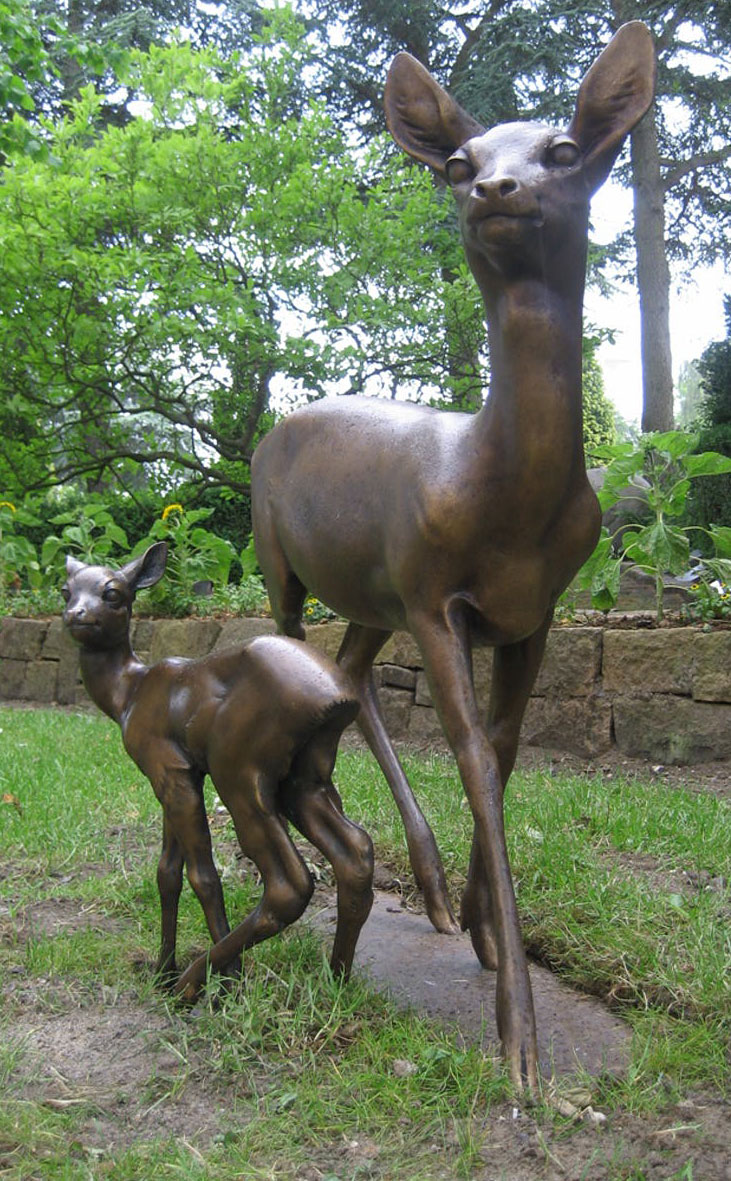2 Gartenskulpturen "Ricke und Rehkitz" im Set, Bronze von Helmut Diller