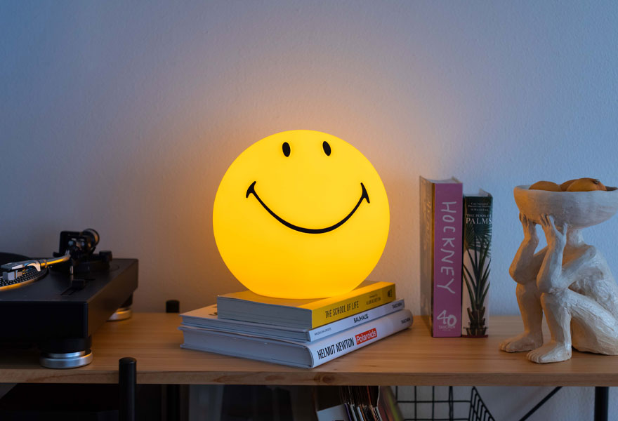Ein Lichtobjekt mit Gesicht auf einem Regal dekoriert im Schlafzimmer.