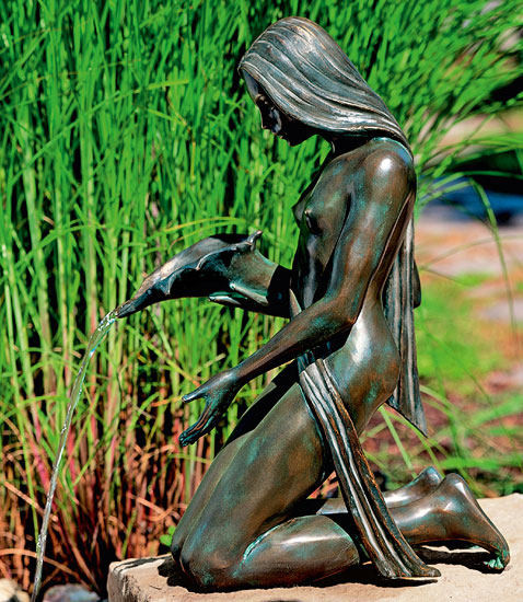 Gartenskulptur / Wasserspeier "Mädchen mit Füllhorn", Bronze