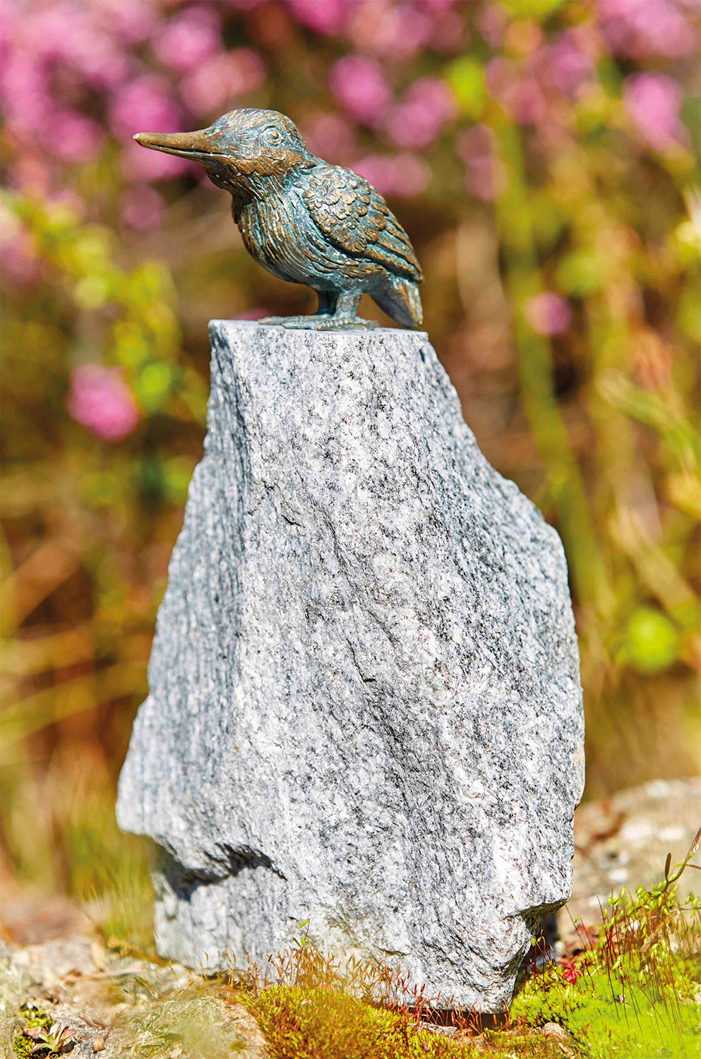 Gartenskulptur "Eisvogel", Bronze auf Granitstein