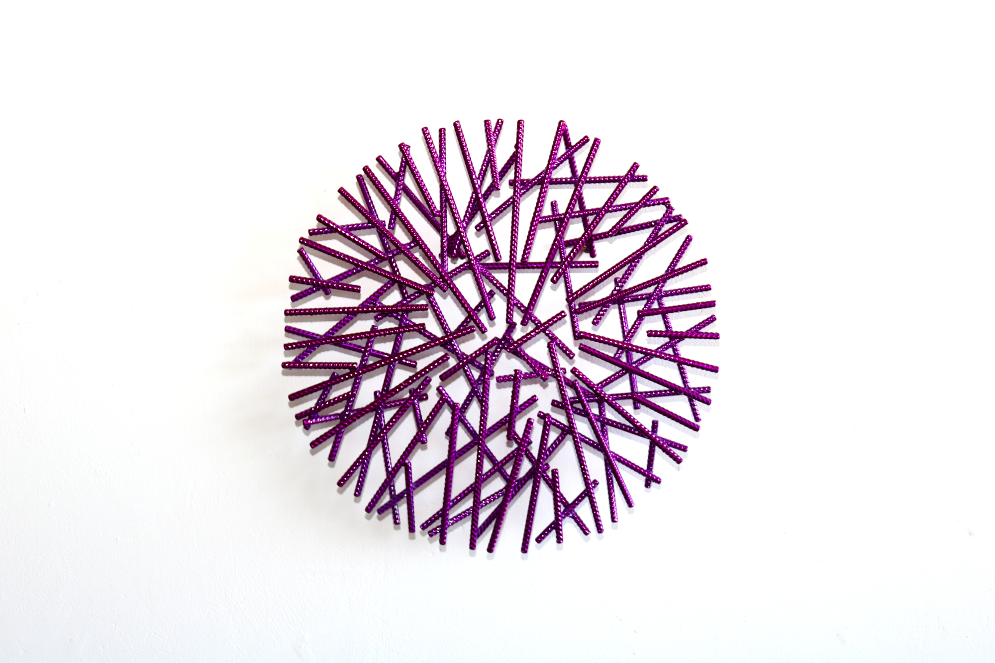 Christine Liebich: Wandobjekt ‚Maze Purple Chrome Round‘ (2024) (Unikat)