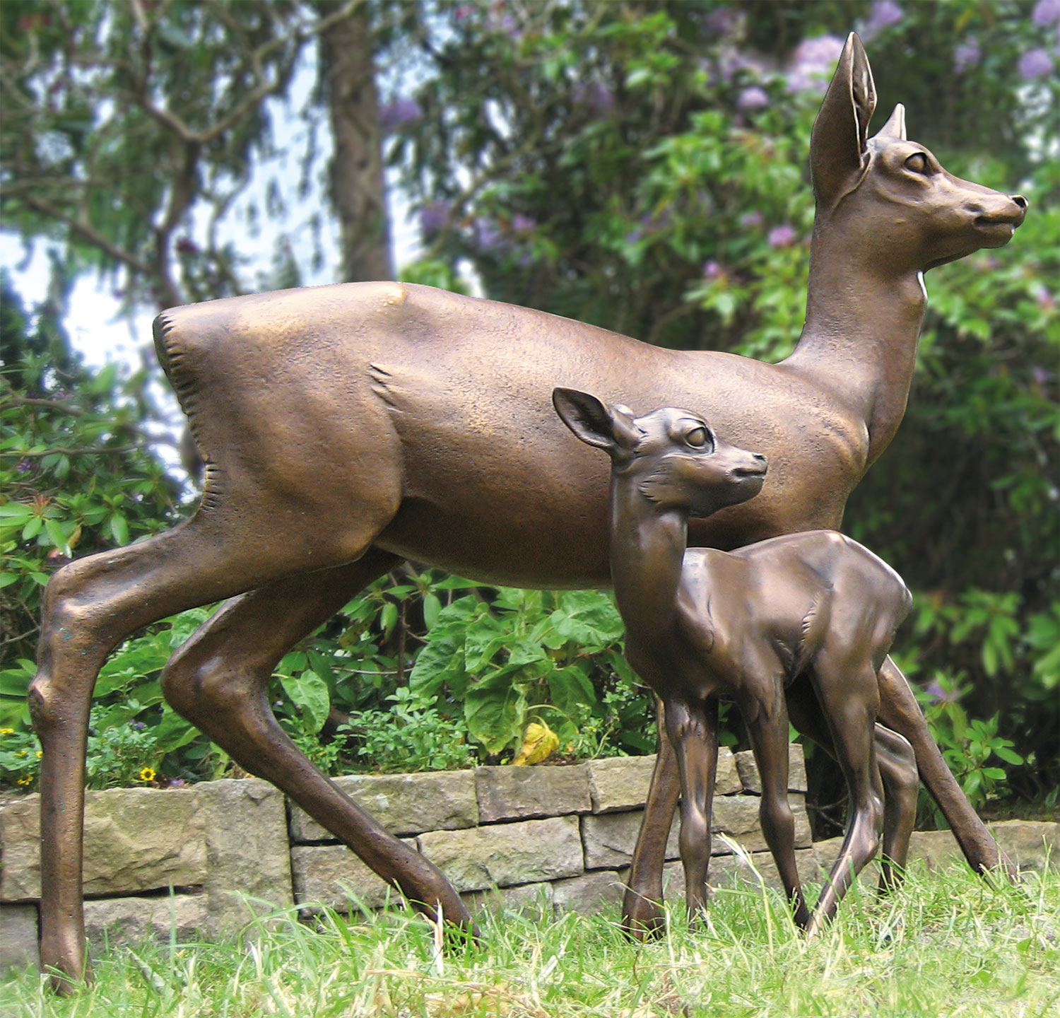 2 Gartenskulpturen "Ricke und Rehkitz" im Set, Bronze von Helmut Diller