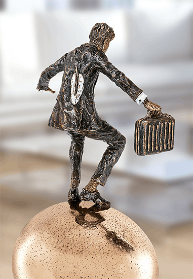 Skulptur "Balance auf goldenem Ei" (2016), Bronze von Vitali Safronov