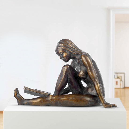 Skulptur "Die Lesende", Metallguss von Birgit Stauch