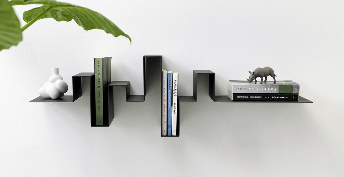 Ein dekoratives Designer Wandregal im Wohnzimmer.