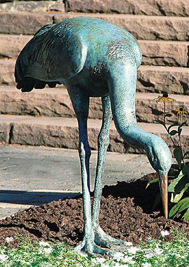 Gartenskulptur "Kranich, fressend", Bronze