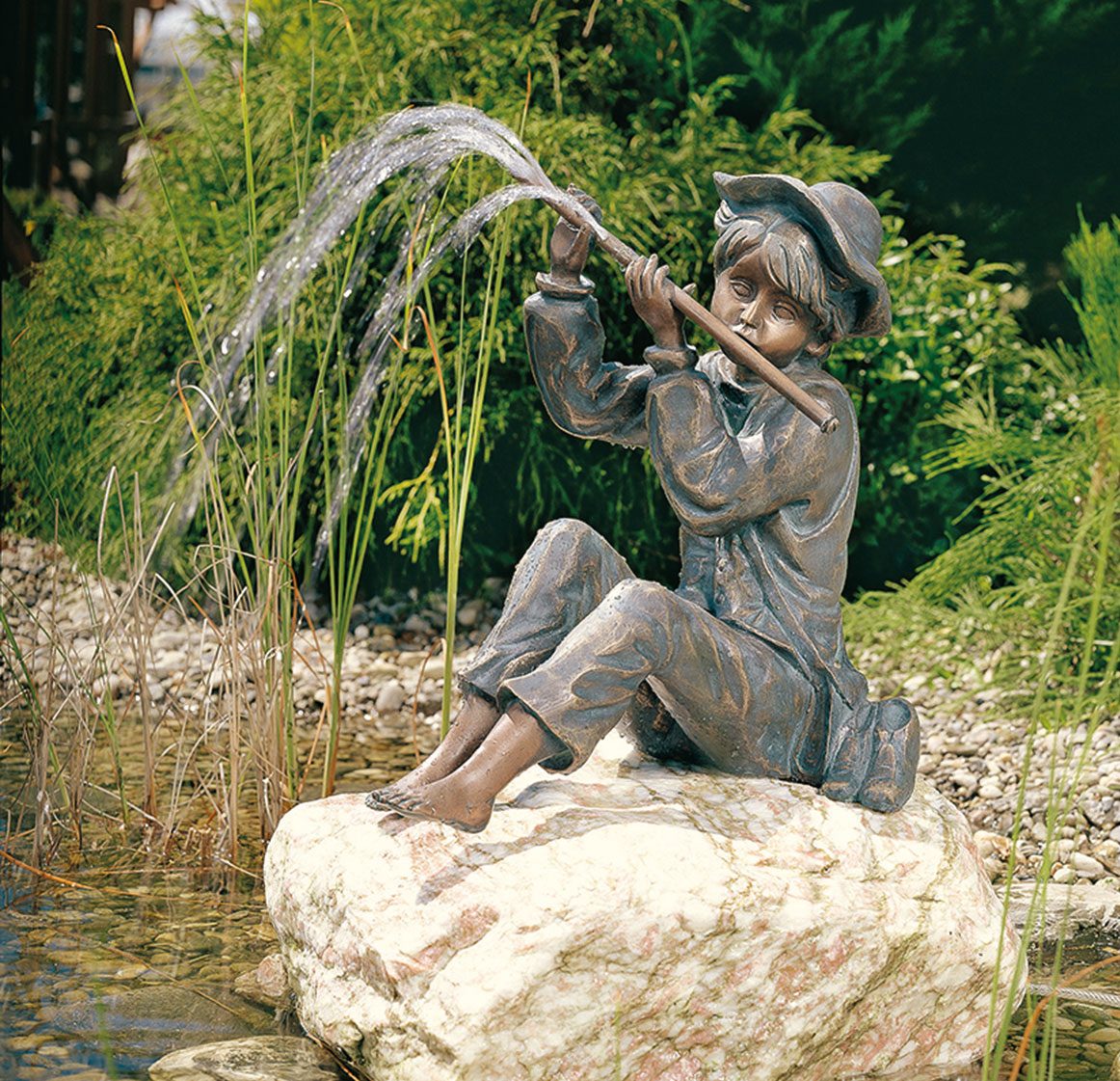 Gartenskulptur / Wasserspeier "Flötenspielender Hans im Glück" (Version mit Stein), Bronze