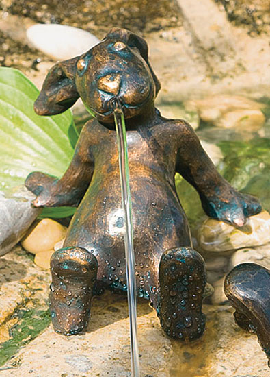 Gartenskulptur / Wasserspeier "Hase Emil", Bronze