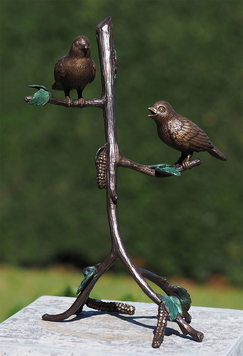 Gartenskulptur "Vögel auf Ast", Bronze
