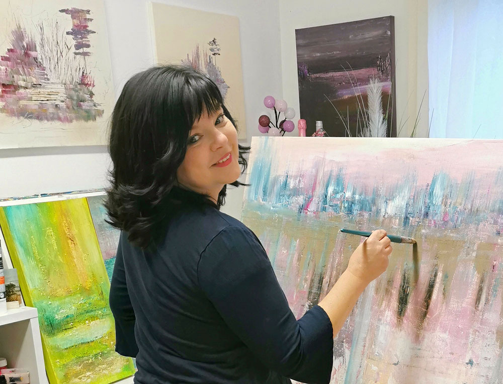 Die Künstlerin Carmen Lütkehaus im Atelier Die Künstlerin Carmen Lütkehaus im Atelier