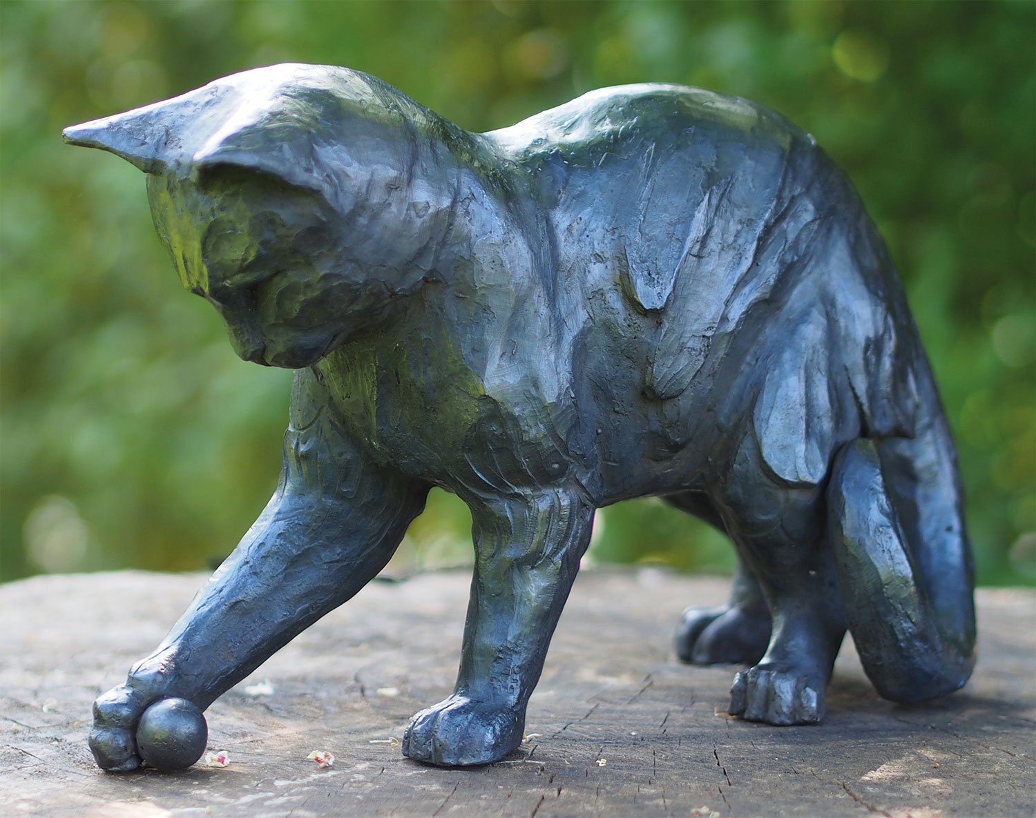 Gartenskulptur "Verspielte Katze mit Ball", Bronze