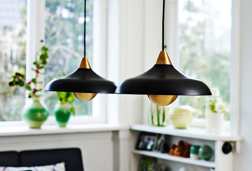 Zwei Design Deckenlampen von der Marke Superliving mit dem Titel Urban Wide Matt Black