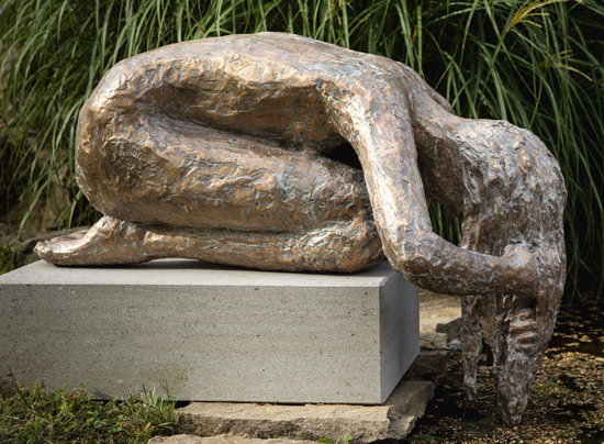 Skulptur "Die Haarwäscherin" (2020) (Bronze) von Dagmar Vogt