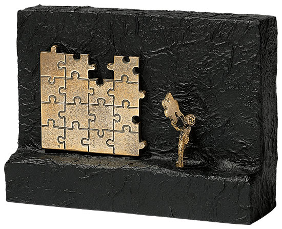 Kerstin Stark: Skulptur ‚Seinen Teil beitragen‘, Bronze mit Kunststein
