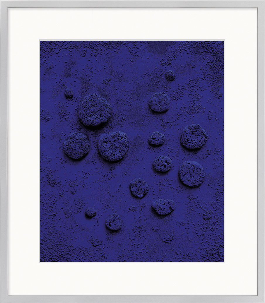 Yves Klein: Bild ‚Blaues Schwammrelief‘, gerahmt
