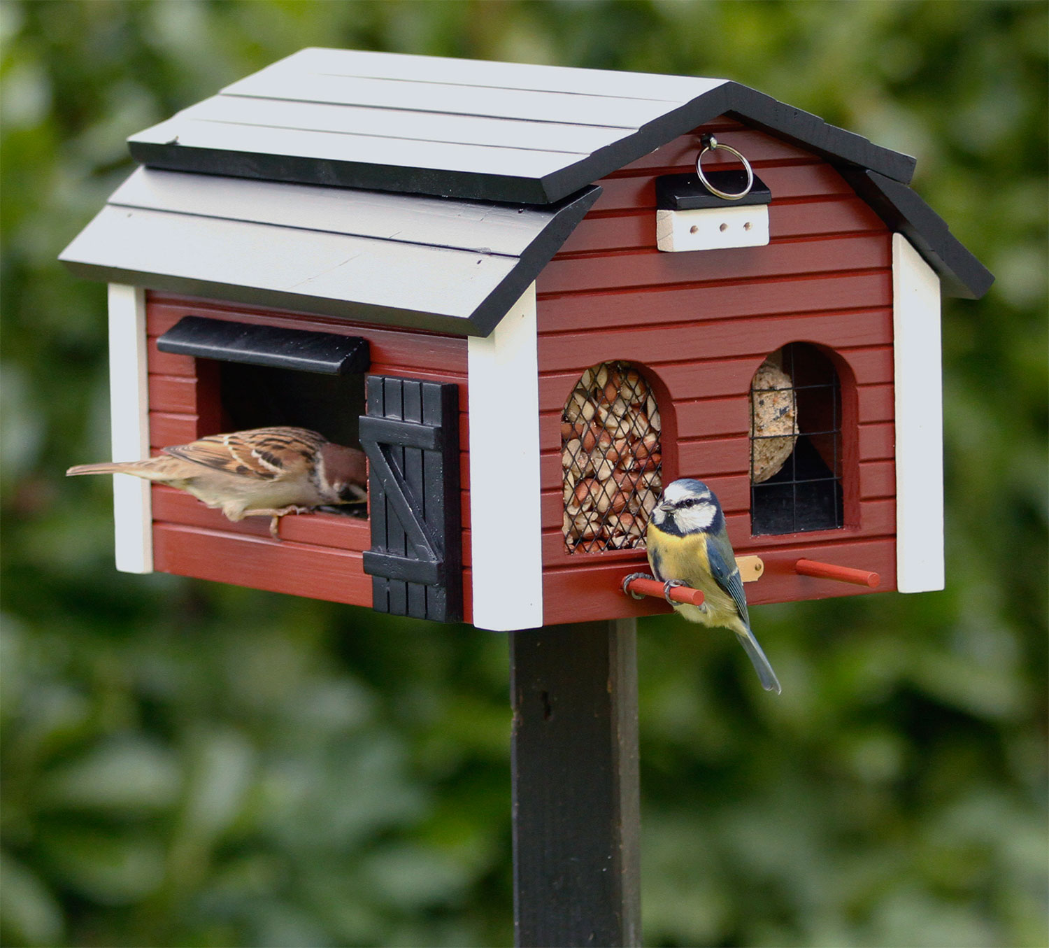 Vogelhaus “Futterscheune” aus Holz, bunt