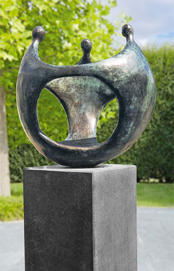 Corry Ammerlaan: Gartenskulptur ‚Bollwerk‘, Bronze auf Granitsockel