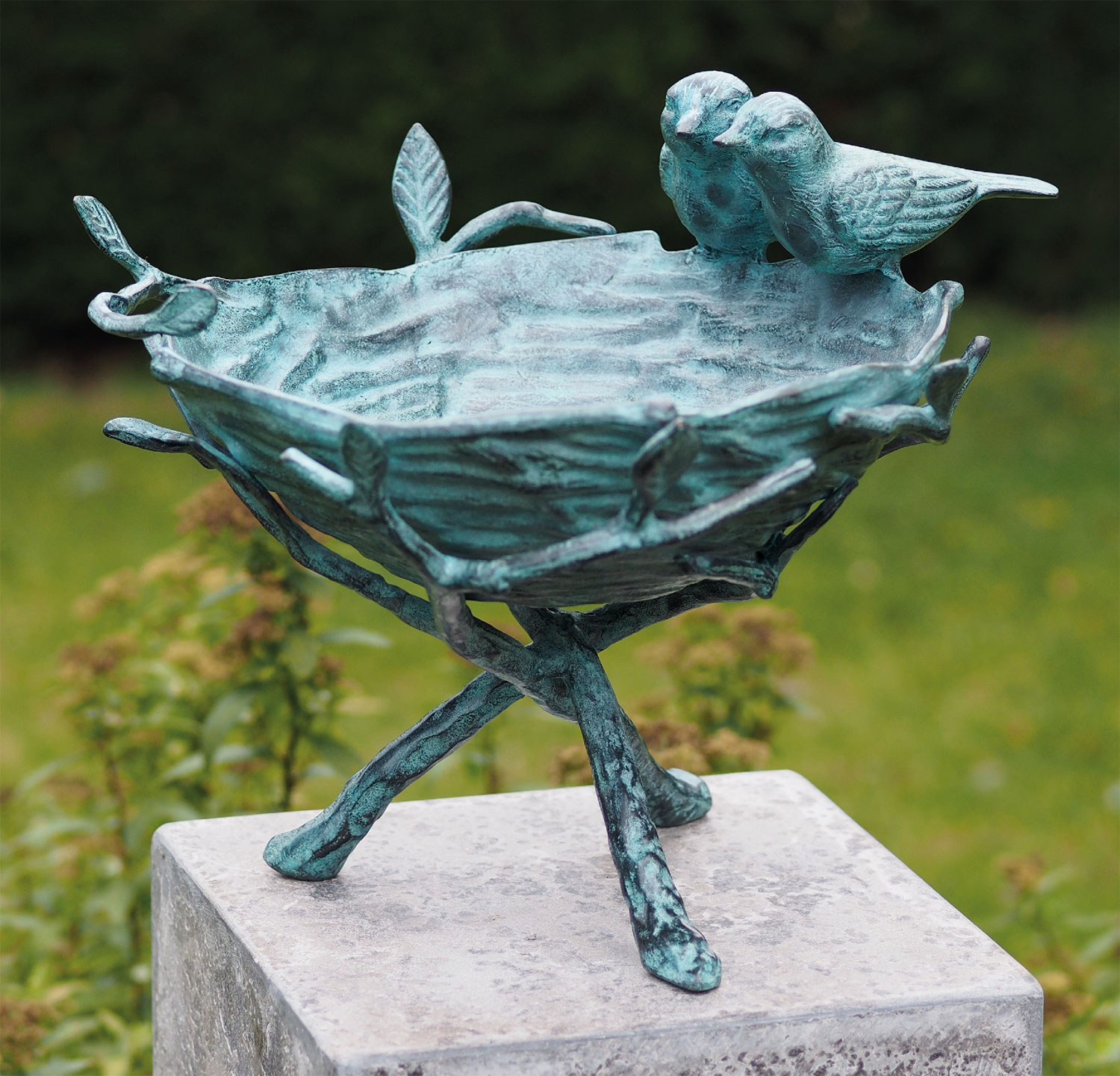 Gartenskulptur / Vogeltränke ‚Vogelpaar am Nest‘ (ohne Sockel), Bronze