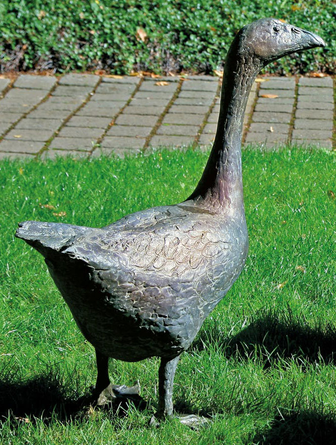 Hans Nübold: Gartenskulptur ‚Gans, nach vorne blickend‘, Bronze