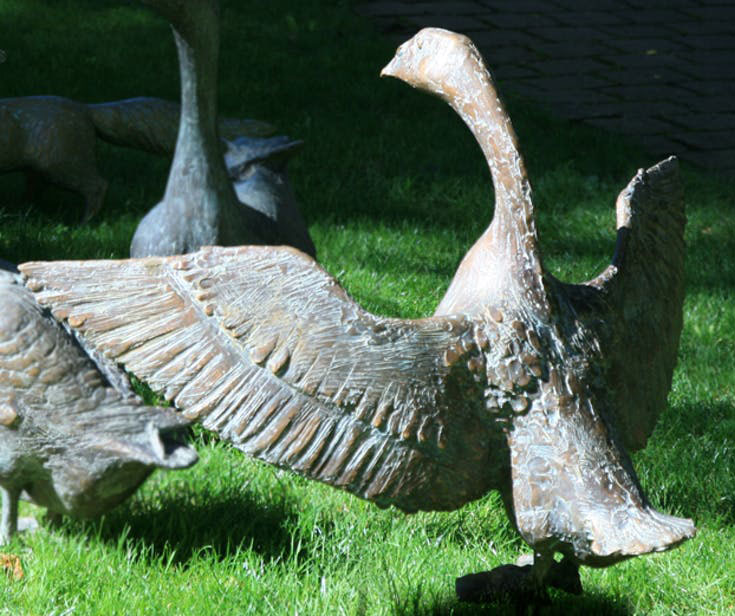 Hans Nübold: Gartenskulptur ‚Gans mit ausgebreiteten Flügeln‘, Bronze