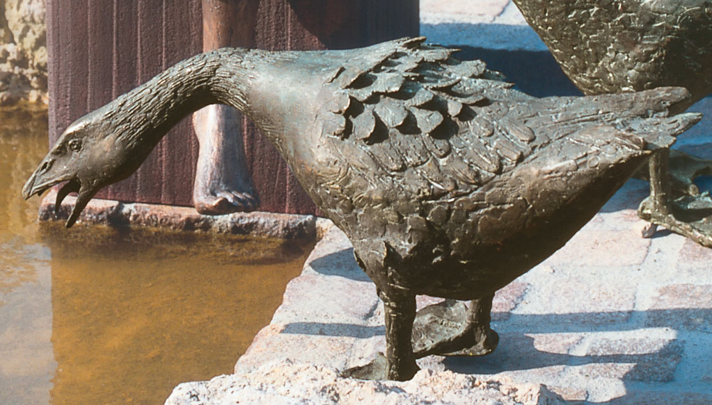 Hans Nübold: Gartenskulptur ‚Gans in Angriffsstellung‘, Bronze
