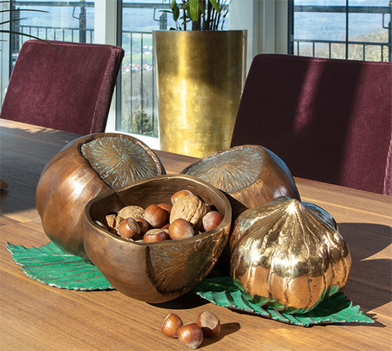 Gartenobjekt mit Schale ‚Haselnüsse‘, Bronze