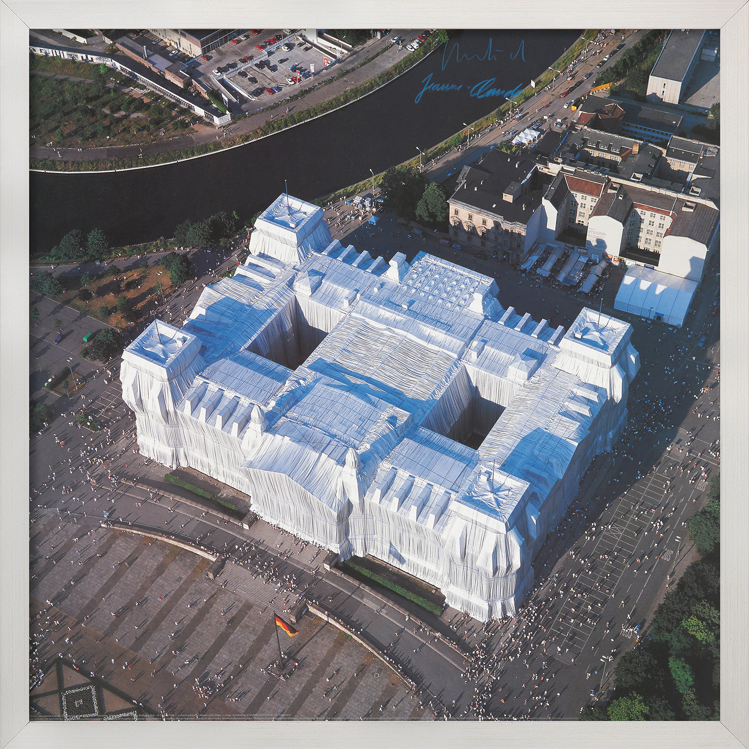Christo & Jeanne-Claude: Bild ‚Reichstag, Luftaufnahme von Westen nach Osten‘, Version silberfarben gerahmt