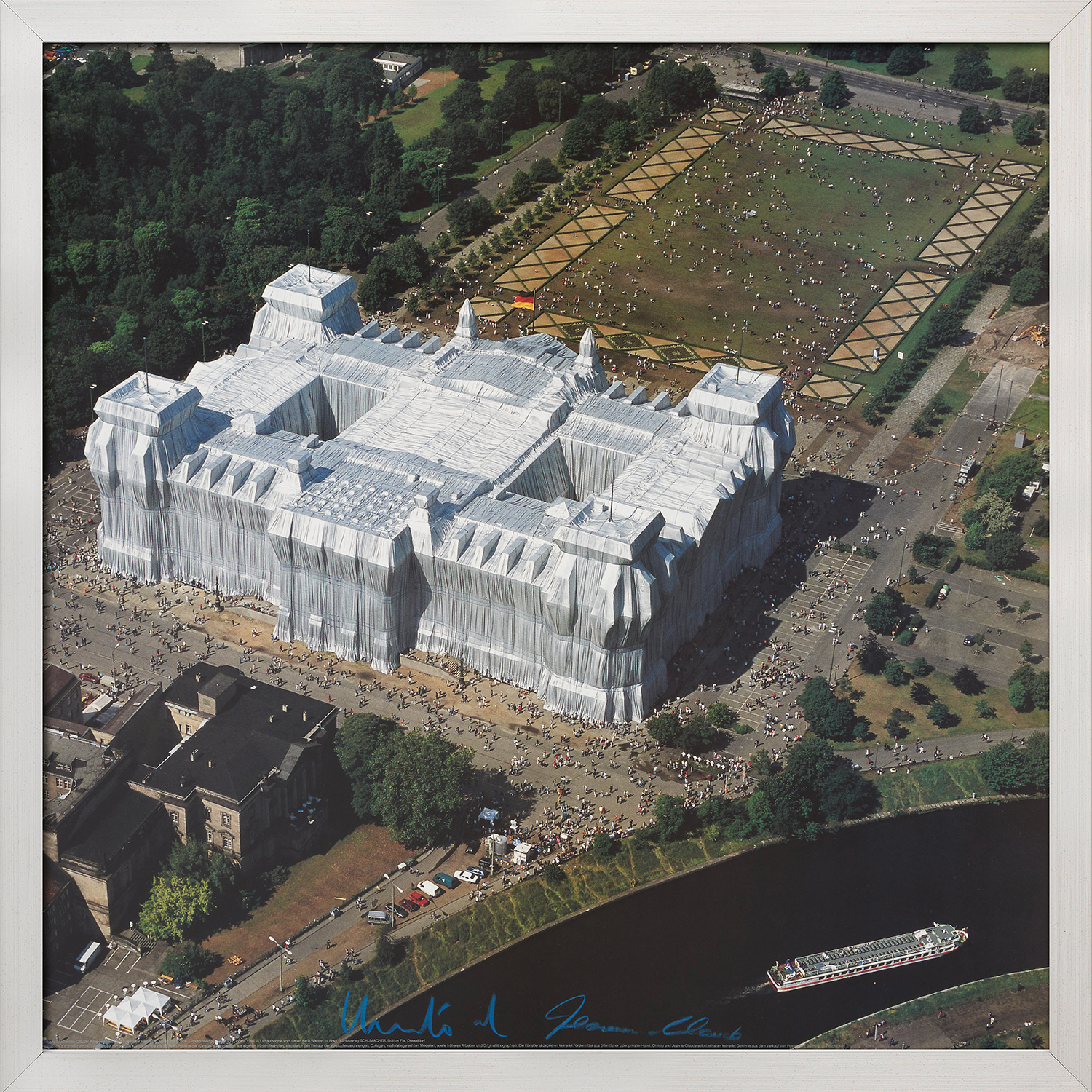 Christo & Jeanne-Claude: Bild ‚Reichstag, Luftaufnahme von Osten nach Westen‘, Version silberfarben gerahmt