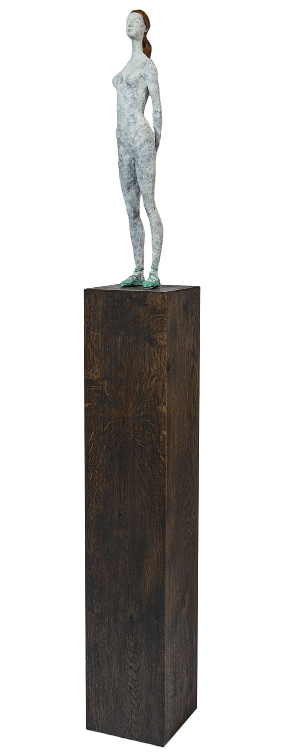 Raffaella Benetti: Skulptur ‚Applauso‘, Bronze auf Holzstele
