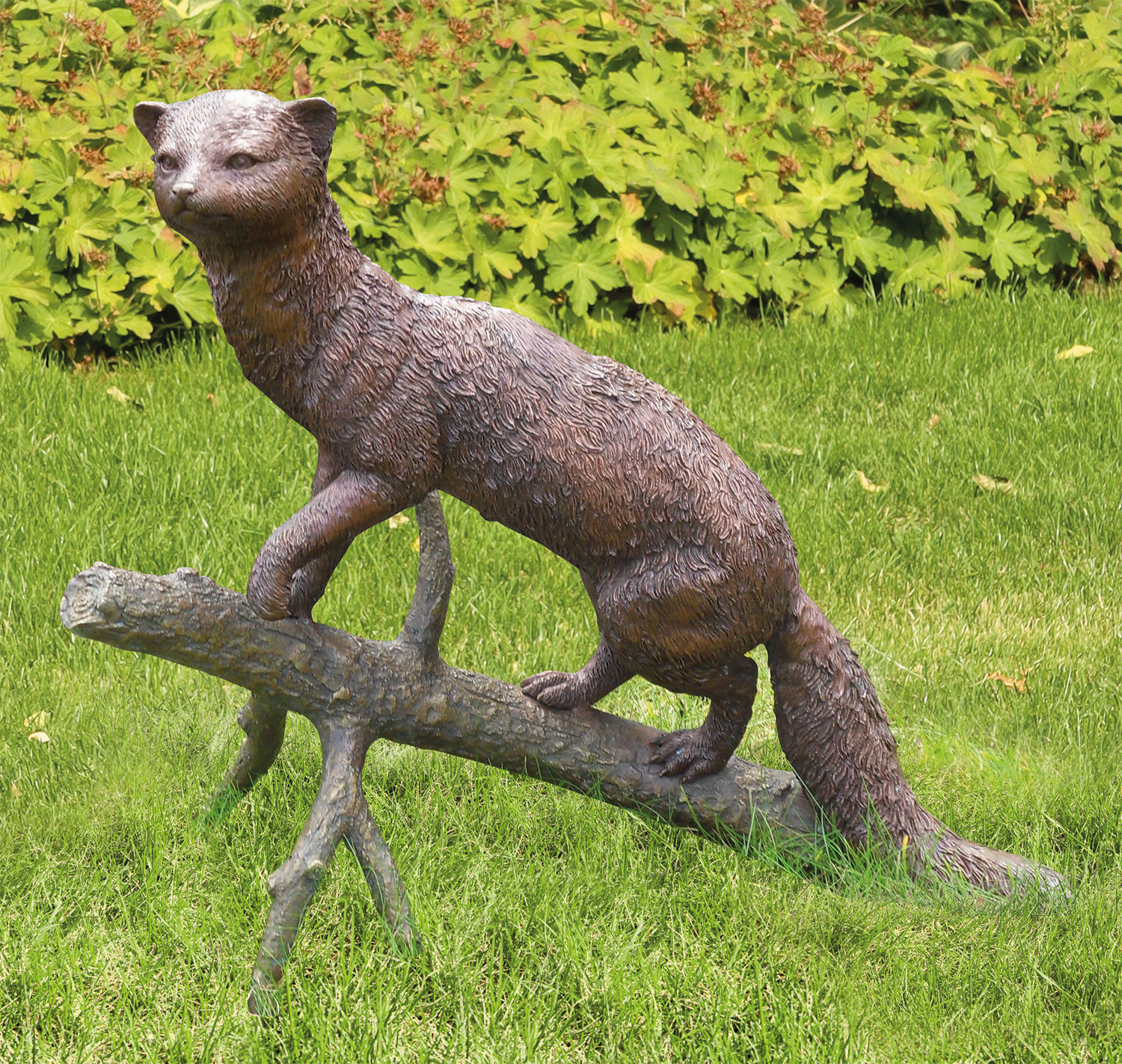 Gartenskulptur ‚Steinmarder auf Baumstamm‘, Bronze