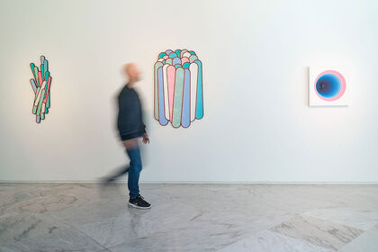 Sala espositiva con diverse opere geometriche dell'artista Daniel Engelberg.