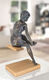 Skulptur "La Scarpa", Bronze auf Holz von Damiano Taurino