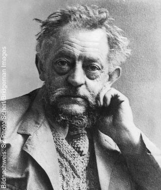 Schwarz-Weiß-Porträt des expressionistischen Künstlers Ernst Barlach mit nachdenklichem Blick.