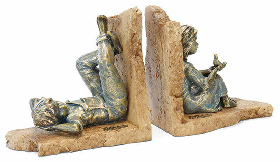 Paar sculpturen / Boekensteunen "Jongen en meisje", kunststeen von Angeles Anglada
