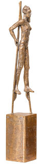 Skulptur "Stilt Walker" (2023), bronze