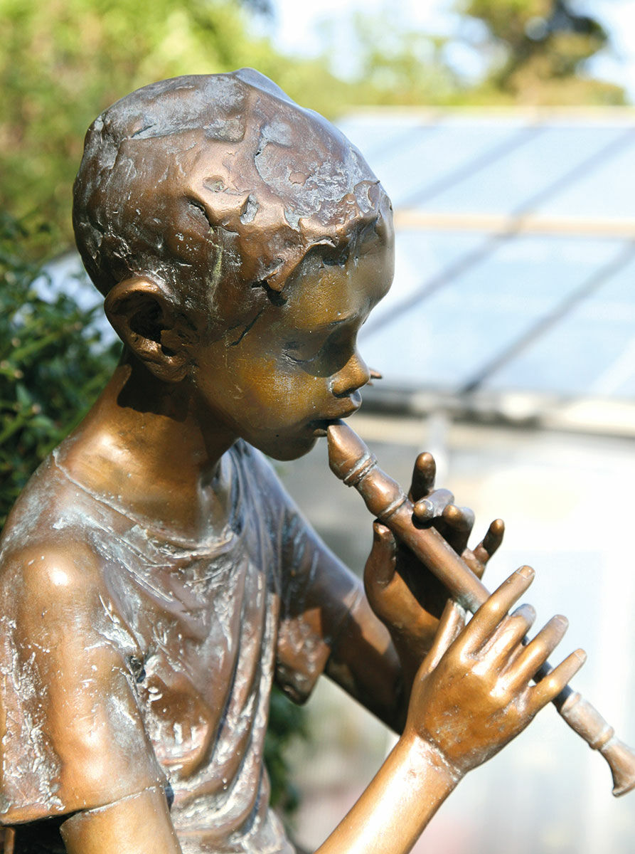 Gartenskulptur "Junge mit Flöte", Bronze von Pawel Andryszewski