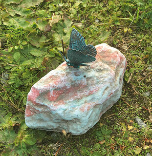 Gartenskulptur "Schmetterling, Flügel geschlossen", Bronze auf Stein