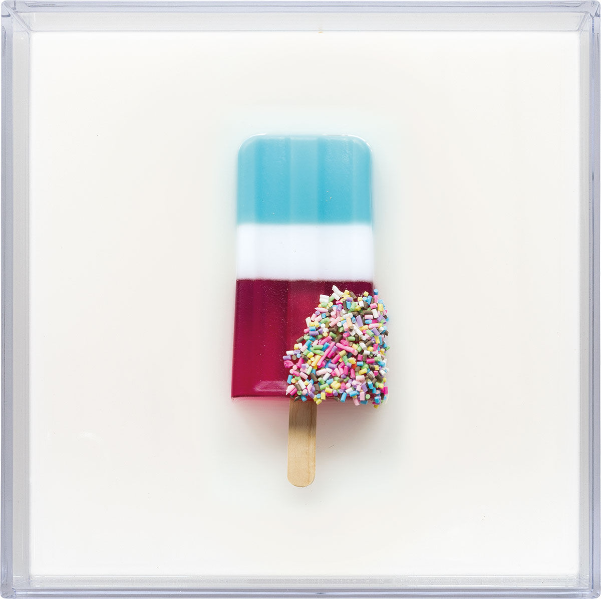 Escultura mural «Popsicle», versión en azul, blanco y burdeos de Michael Pfannschmidt