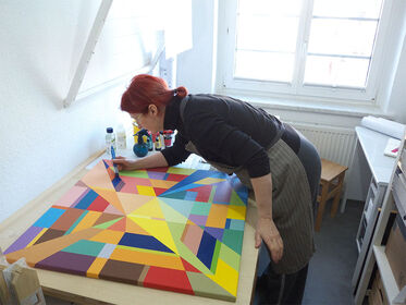 KNÖ-REI bei der Arbeit an einem Kunstwerk