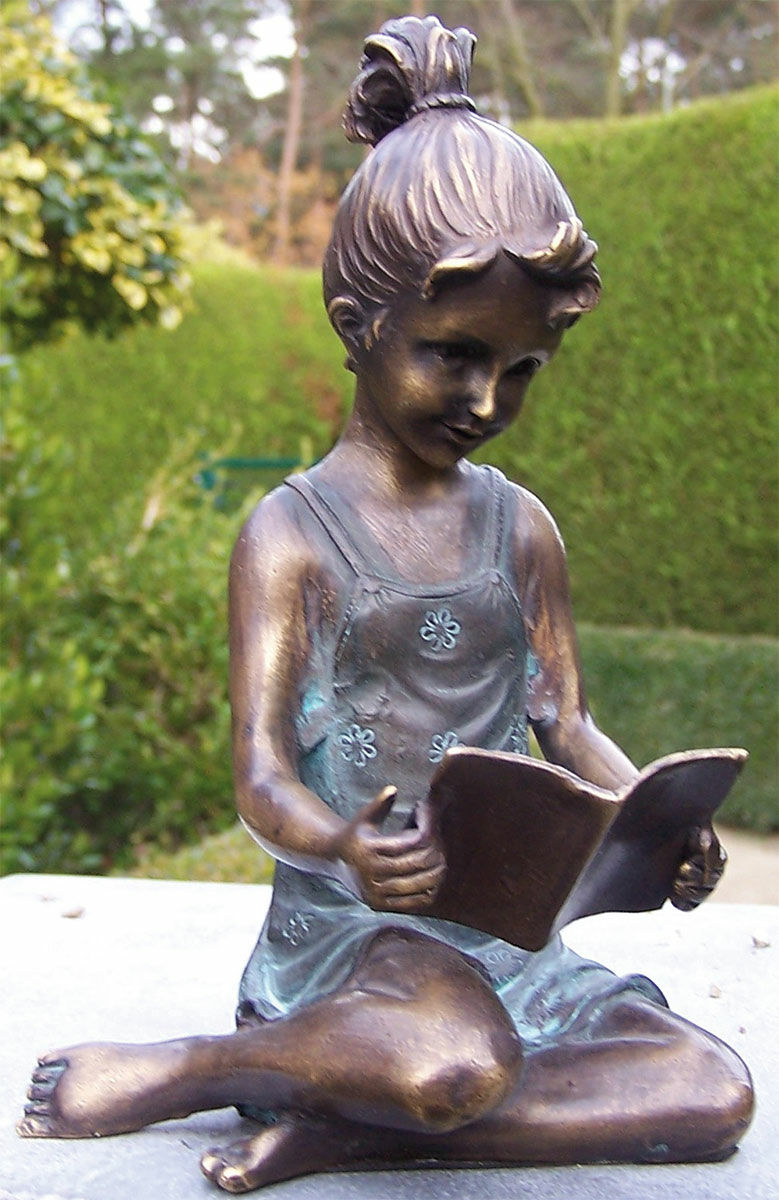 Haveskulptur "Læsende pige", bronze