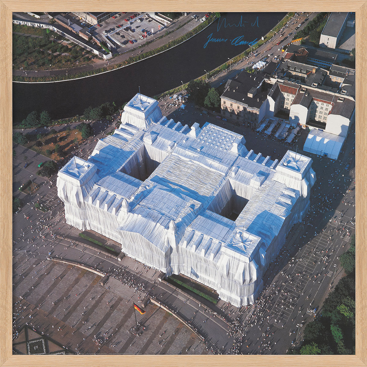 Billede "Reichstag, luftfoto taget fra vest til øst", naturlig indrammet version af Christo & Jeanne-Claude