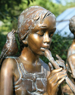 Gartenskulptur "Mädchen mit Flöte", Bronze von Pawel Andryszewski