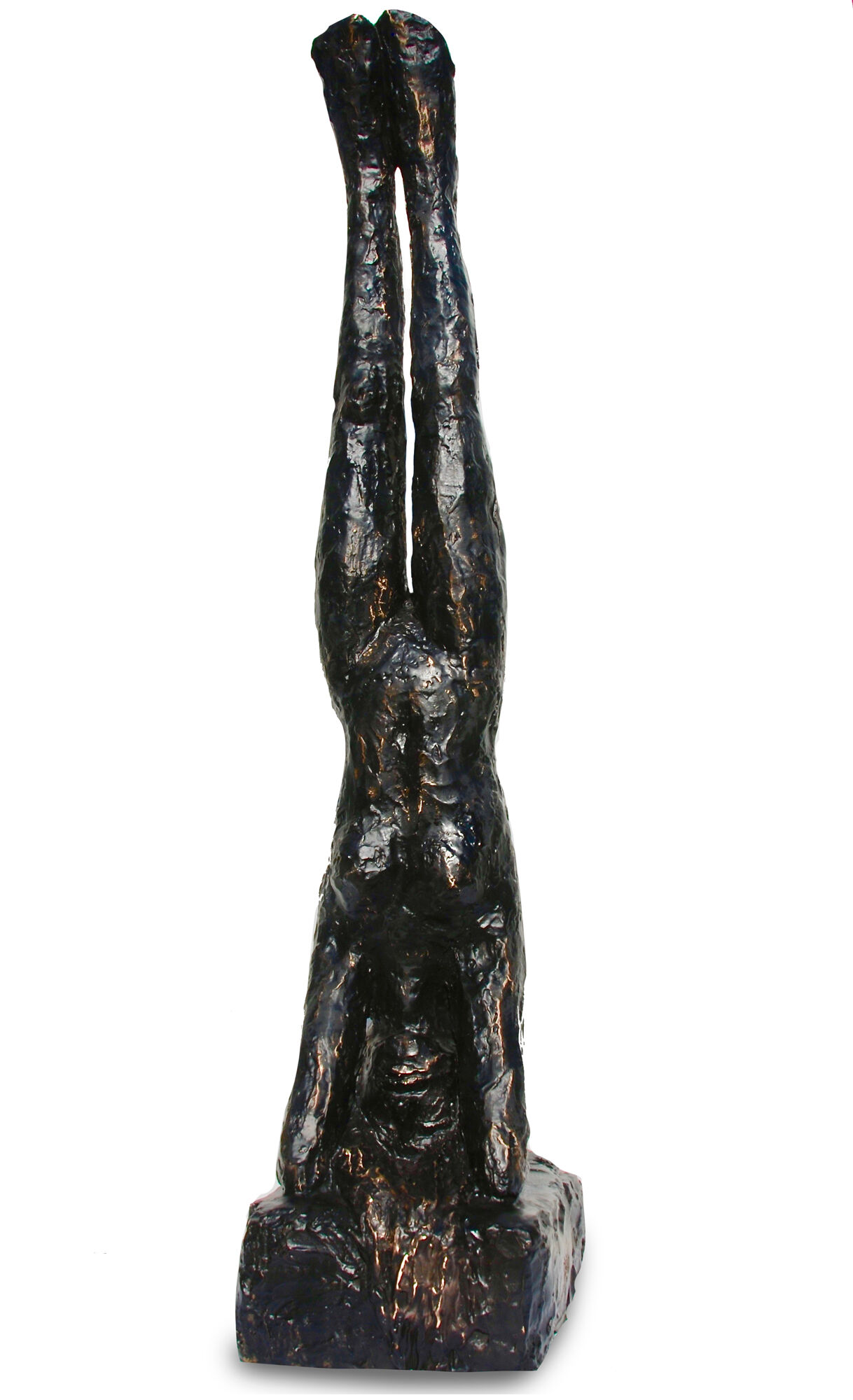 Scultura "Headstand" (2019), bronzo di Dagmar Vogt