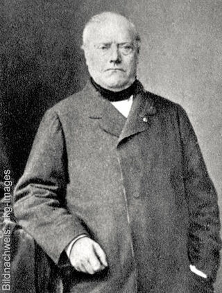 Historische Schwarz-Weiß-Fotografie des französischen Bildhauers und Künstlers Antoine-Louis Barye in einer klassischen Porträtaufnahme.