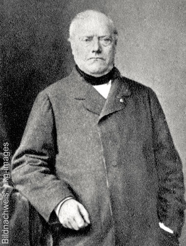 Historická černobílá fotografie francouzského sochaře a umělce Antoina-Louise Baryeho v klasickém portrétním záběru.