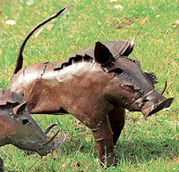 Gartenfigur "Warzenschwein" (mittelgroße Version)