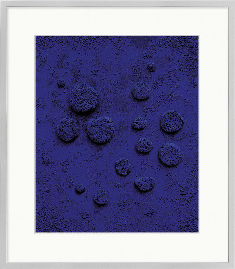 Bild "Blaues Schwammrelief", gerahmt von Yves Klein
