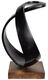 Scultura "Infinity 44" (2024), bronzo nero di Yves Rasch