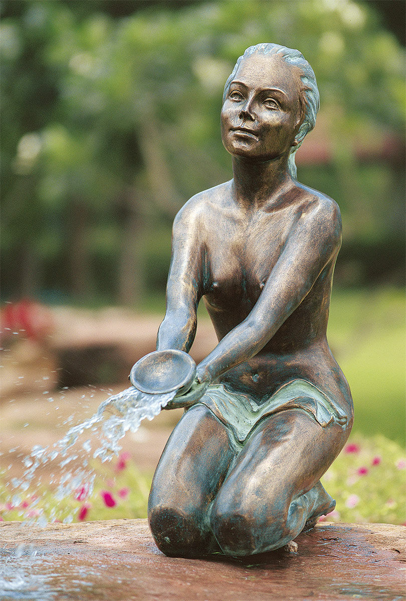 Gartenskulptur / Wasserspeier "Nina mit Schale", Bronze