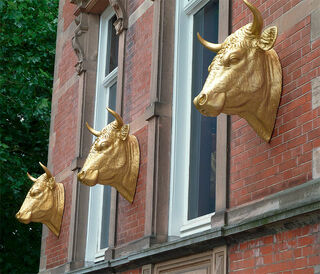 Skulptur "Bull's Head", guld (2010) von Ottmar Hörl